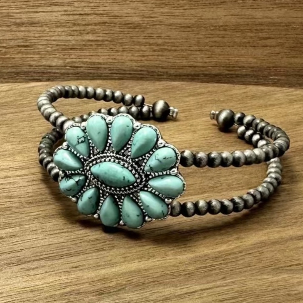 Faux turquoise beaded bracelet-NWT